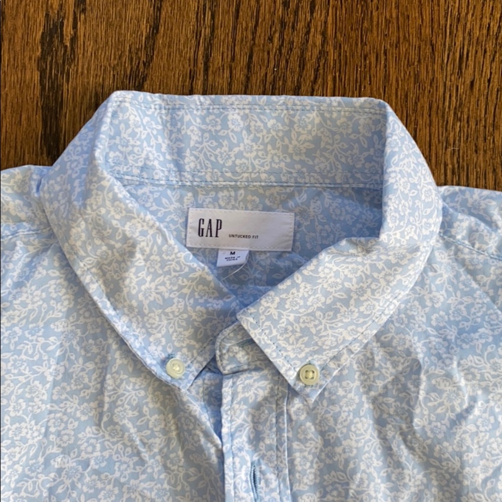 GAP men’s untucked fit shirt in floral print.